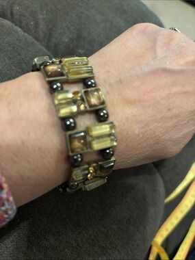 Stylish stretch bracelet with hematite separators & off shape beads
